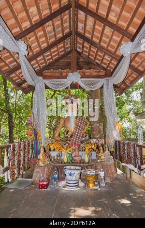 Phayao, Thaïlande - 22 novembre 2020 : statue d'ermit ou d'Anchoret à Barn au temple Wat Analayo sur fond d'arbre Banque D'Images