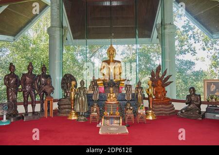 Phayao, Thaïlande - 22 novembre 2020 : Bouddha d'or et figures historiques Statue dans le bâtiment avec fond en verre en vue Zoom Banque D'Images