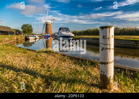 Bateaux et Horsey Mill reflétant dans l'eau, les Norfolk Broads, Norfolk, Angleterre, Royaume-Uni, Europe Banque D'Images