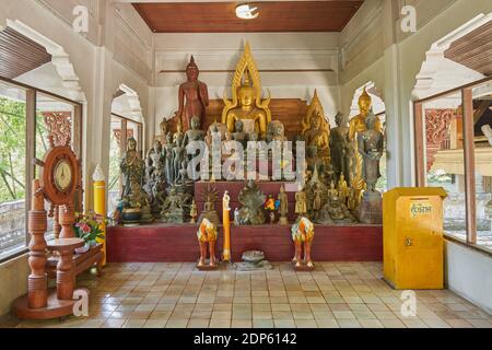 Phayao, Thaïlande - 22 novembre 2020 : ancienne statue de Bouddha et objet sacré ou Saint dans le sanctuaire du temple Wat Analayo Banque D'Images