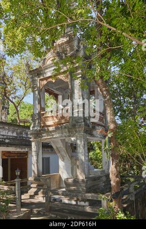 Phayao, Thaïlande - 22 novembre 2020 : Tour en béton et en bois et forêt d'arbres dans le temple Analayo Banque D'Images