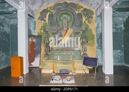 Phayao, Thaïlande - 22 novembre 2020 : statue de Bouddha de pierre dans le sanctuaire de pierre ou chapelle du temple Wat Analayo Banque D'Images