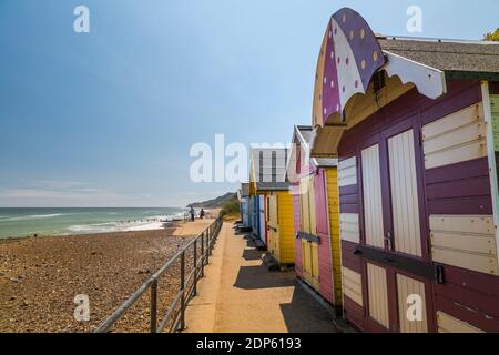 Avis de cabines colorées sur un jour d'été, Cromer, Norfolk, Angleterre, Royaume-Uni, Europe Banque D'Images