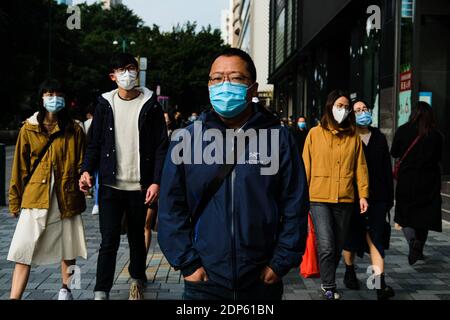 Hong Kong, Chine. 19 décembre 2020. Les gens portent des masques de protection et marchent dans la rue. Le nombre quotidien de Covid-19 à Hong KongÃs a augmenté pour atteindre 109 cas confirmés. Le décompte officiel se situe maintenant à 8,078 cas, avec 129 décès liés. Crédit : Keith Tsuji/ZUMA Wire/Alay Live News Banque D'Images