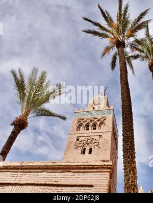 Détail de la mosquée de Koutoubia entre palmiers à Marrakech, Maroc. Banque D'Images