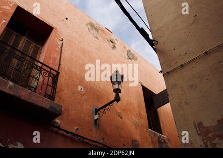 Détail d'une vieille rue dans la médina de Marrakech Banque D'Images