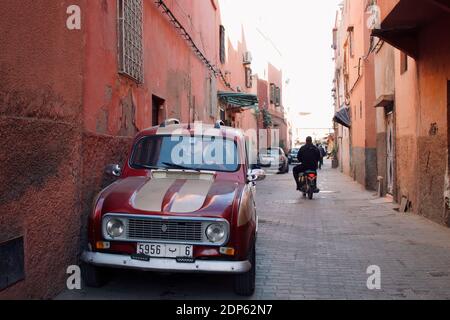 Marrakech, Maroc - février 16 2020 : la vie quotidienne dans une rue de Marrakech, vieille voiture au Maroc Banque D'Images