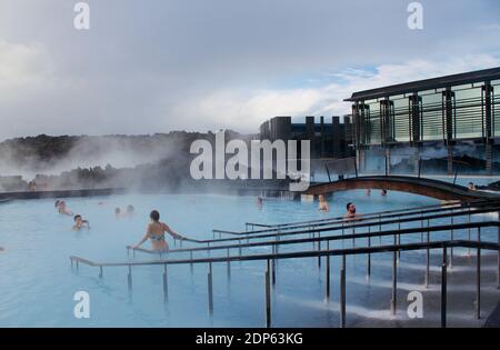 Reykiavik, Islande - octobre 30 2018 : les gens se détendent et nagent dans le lagon bleu en hiver Banque D'Images