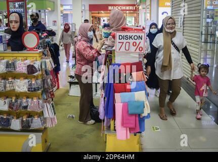 Malang, est de Java, Indonésie. 19 décembre 2020. Les visiteurs visitent un centre commercial pendant la période de transition normale pour la pandémie du coronavirus Covid-19 dans la ville de Malang, à l'est de Java, en Indonésie, le 19 décembre 2020.selon les rapports, la Banque centrale indonésienne (Banque Indonésie) prévoit que l'économie nationale se contractera entre 1.7 et 0.6 pour cent cette année. Avant de remonter à une croissance estimée de cinq pour cent en 2021. Crédit : Aman Rochman/ZUMA Wire/Alay Live News Banque D'Images