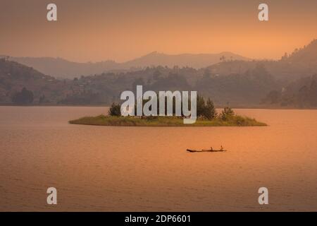 Lac Mutanda au coucher du soleil avec vue sur les volcans Mont Muhavuru et Mont Gahinga en Afrique de l'est, le long de la frontière du Rwanda et de l'Ouganda. Banque D'Images