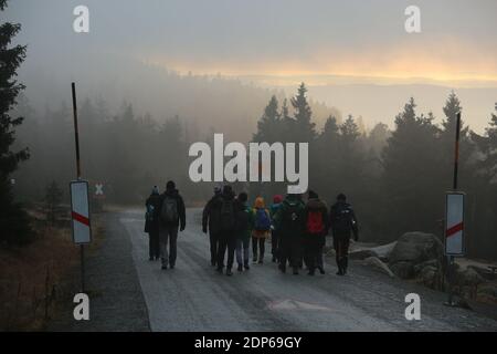 Schierke, Allemagne. 19 décembre 2020. Une atmosphère brumeuse règne sur le Brocken. De nombreux randonneurs ont pris la route tôt le matin pour assister à ce spectacle naturel. Dans les prochains jours, il y a un changement de temps. Le soleil se montrera moins souvent. Credit: Matthias Bein/dpa-Zentralbild/dpa/Alay Live News Banque D'Images