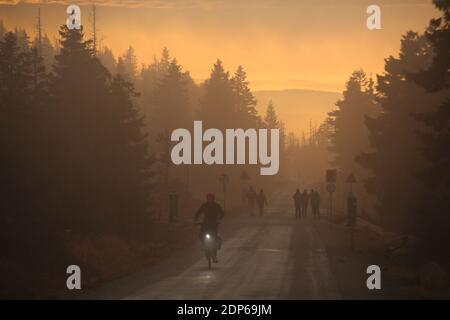 Schierke, Allemagne. 19 décembre 2020. Une atmosphère brumeuse règne sur le Brocken. De nombreux randonneurs ont pris la route tôt le matin pour assister à ce spectacle naturel. Dans les prochains jours, il y a un changement de temps. Le soleil se montrera moins souvent. Credit: Matthias Bein/dpa-Zentralbild/ZB/dpa/Alay Live News Banque D'Images