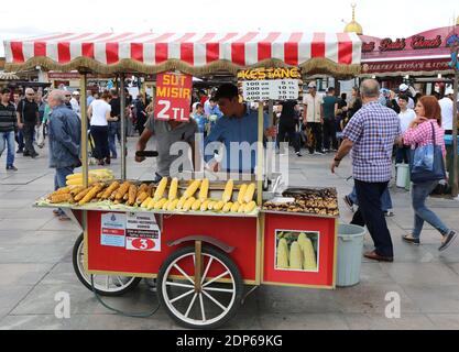 ISTANBUL,TURQUIE-JUIN 7:les vendeurs de châtaignes rôties et de Cornes à Eminonu.juin 7,2015 à Istanbul,Turquie. Banque D'Images