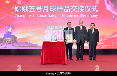 Pékin, Chine. 19 décembre 2020. Le vice-premier ministre chinois Liu He, également membre du Bureau politique du Comité central du Parti communiste de Chine, assiste à la cérémonie de passation de l'échantillon lunaire Chang'e-5 à Beijing, capitale de la Chine, le 19 décembre 2020. Credit: Yue Yuewei/Xinhua/Alamy Live News Banque D'Images