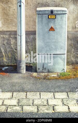 Un cliché vertical d'un boîtier de raccordement électrique sur le latéral Banque D'Images