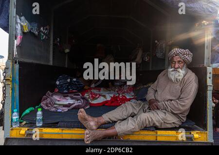 un vieux fermier qui prend le repos dans son chariot à la frontière de delhi, ils protestent contre le gouvernement de l'inde. Banque D'Images