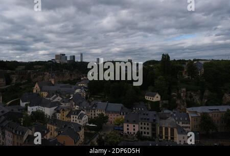 Une prise de vue aérienne du Grund, Luxembourg, pendant une journée nuageux Banque D'Images