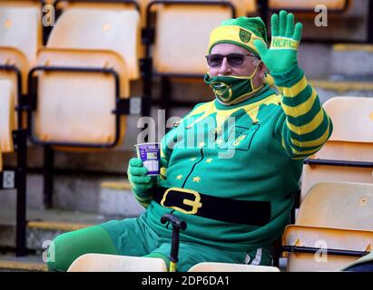 Un fan de Norwich City portant une tenue de fête dans les tribunes lors du match du championnat Sky Bet à Carrow Road, Norwich. Banque D'Images