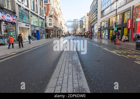 Londres, Angleterre. 19 décembre 2020. Comme Regent Street accueille une journée sans voiture, les rues du West End sont calmes le dernier samedi avant Noël - photographe : Brian Duffy Banque D'Images