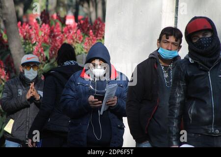 MEXICO, MEXIQUE - DÉCEMBRE 17 : une personne attend dans une ligne pour subir un test par écouvillonnage pour détecter le COV-2 du SRAS qui cause les maladies covid-19 à Monumento a la Madre. Le Gobelement mexicain a mis plusieurs tentes pour aider les citoyens à détecter le coronavirus. Le 17 décembre 2020 à mexico, Mexique. Crédit : Ricardo Castelan Cruz/Groupe Eyepix/accès photo Banque D'Images