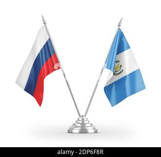 Drapeaux de table du Guatemala et de la Russie isolés sur le rendu 3D blanc Banque D'Images