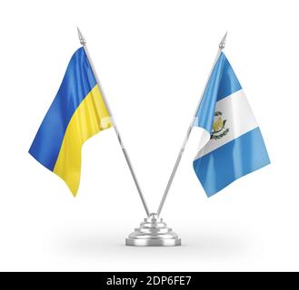 Drapeaux de table du Guatemala et de l'Ukraine isolés sur le rendu 3D blanc Banque D'Images