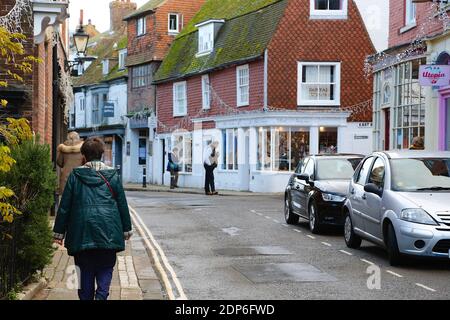 Seigle, East Sussex, Royaume-Uni. 19 décembre 2020. L'ancienne ville de Rye, dans l'est du Sussex, a maintenant été placée au niveau 3 à la suite des annonces du gouvernement. La ville est tributaire des touristes et des visiteurs toute l'année. Les magasins restent ouverts et optimistes quant à une bonne période de shopping de Noël. PAL Media/Alamy Live News Banque D'Images