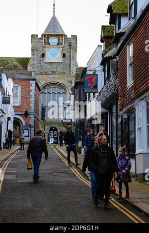 Seigle, East Sussex, Royaume-Uni. 19 décembre 2020. L'ancienne ville de Rye, dans l'est du Sussex, a maintenant été placée au niveau 3 à la suite des annonces du gouvernement. La ville est tributaire des touristes et des visiteurs toute l'année. Les magasins restent ouverts et optimistes quant à une bonne période de shopping de Noël. PAL Media/Alamy Live News Banque D'Images