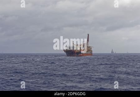 Le côté à l'arrière et à tribord d'une FPSO appartenant à Petrobras sur le champ Albacora dans le bassin de Campos au large du Brésil dans l'Atlantique Sud. Banque D'Images