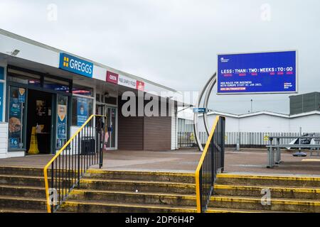 Medway Service Station, Kent, Royaume-Uni. 18 décembre 2020. Un écran affiche des publicités du gouvernement britannique avertissant les transporteurs routiers et les conducteurs en route vers Douvres que la période de transition du Brexit se termine le 31 décembre. Avec moins de deux semaines à venir, un accord n'a toujours pas été finalisé entre le Royaume-Uni et l'UE, ce qui a provoqué une incertitude massive pour les entreprises et le public. Le 18 décembre, il y avait une file d'attente de 6 heures pour les camions qui essayaient de quitter les ports de Douvres. Banque D'Images