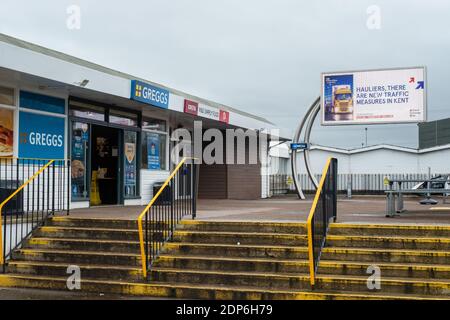 Medway Service Station, Kent, Royaume-Uni. 18 décembre 2020. Un écran affiche des publicités du gouvernement britannique avertissant les transporteurs routiers et les conducteurs en route vers Douvres que la période de transition du Brexit se termine le 31 décembre. Avec moins de deux semaines à venir, un accord n'a toujours pas été finalisé entre le Royaume-Uni et l'UE, ce qui a provoqué une incertitude massive pour les entreprises et le public. Le 18 décembre, il y avait une file d'attente de 6 heures pour les camions qui essayaient de quitter les ports de Douvres. Banque D'Images