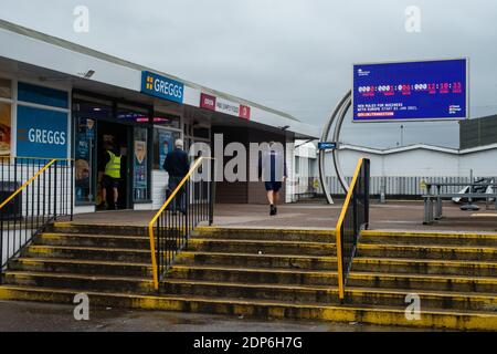 Medway Service Station, Kent, Royaume-Uni. 18 décembre 2020. Un écran affiche des publicités du gouvernement britannique avertissant les transporteurs routiers et les conducteurs en route vers Douvres que la période de transition du Brexit se termine le 31 décembre. Avec moins de deux semaines à venir, un accord n'a toujours pas été finalisé entre le Royaume-Uni et l'UE, ce qui a provoqué une incertitude massive pour les entreprises et le public. Le 18 décembre, il y avait une file d'attente de 6 heures pour les camions qui essayaient de quitter les ports de Douvres. Banque D'Images