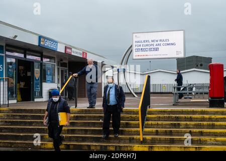 Medway Service Station, Kent, Royaume-Uni. 18 décembre 2020. Un écran affiche des publicités du gouvernement britannique avertissant les transporteurs routiers et les conducteurs en route vers Douvres que la période de transition du Brexit se termine le 31 décembre. Avec moins de deux semaines à venir, un accord n'a toujours pas été finalisé entre le Royaume-Uni et l'UE, ce qui a provoqué une incertitude massive pour les entreprises et le public. Le 18 décembre, il y avait une file d'attente de 6 heures pour les camions qui essayaient de quitter les ports de Douvres. Banque D'Images