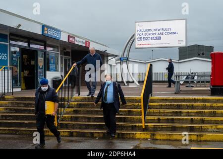 Medway Service Station, Kent, Royaume-Uni. 18 décembre 2020. Un écran affiche des publicités du gouvernement britannique avertissant les transporteurs routiers et les conducteurs en route vers Douvres que la période de transition du Brexit se termine le 31 décembre. Avec moins de deux semaines à venir, un accord n'a toujours pas été finalisé entre le Royaume-Uni et l'UE, ce qui a provoqué une incertitude massive pour les entreprises et le public. Le 18 décembre, il y avait une file d'attente de 6 heures pour les camions qui essayaient de quitter les ports de Douvres. Banque D'Images