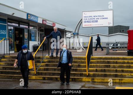 Medway Service Station, Kent, Royaume-Uni. 18 décembre 2020. Un écran affiche des publicités du gouvernement britannique avertissant les transporteurs routiers et les conducteurs en route vers Douvres que la période de transition du Brexit se termine le 31 décembre. Avec moins de deux semaines à venir, un accord n'a toujours pas été finalisé entre le Royaume-Uni et l'UE, ce qui a provoqué une incertitude massive pour les entreprises et le public. Le 18 décembre, il y avait une file d'attente de 6 heures pour les camions qui essayaient de quitter les ports de Douvres. Banque D'Images