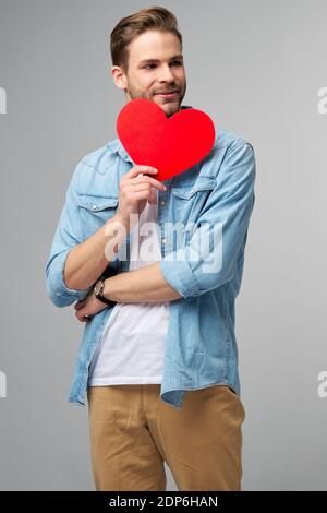 Portrait De L Homme De Charme Tient Main Papier Carte En Forme De Coeur Portez Une Chemise De Style Decontracte Isolee Sur Fond Gris Photo Stock Alamy