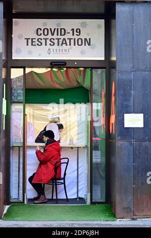 Vienne, Autriche. 19 décembre 2020. À partir de décembre 26, l'Autriche sera de retour dans un verrouillage « dur ». Une station d'essai Covid-19 dans la plus grande rue commerçante (Mariahilferstrasse) de Vienne. Credit: Franz PERC / Alamy Live News Banque D'Images