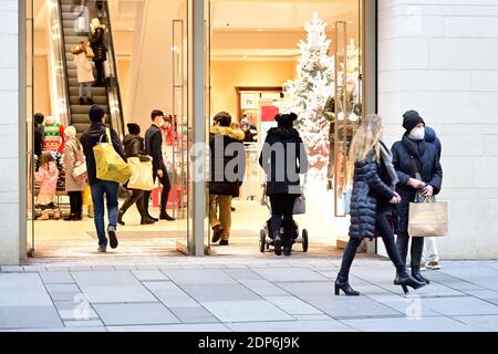 Vienne, Autriche. 19 décembre 2020. À partir de décembre 26, l'Autriche sera de retour dans un verrouillage « dur ». Certains veulent combler le temps restant en faisant du shopping. Credit: Franz PERC / Alamy Live News Banque D'Images