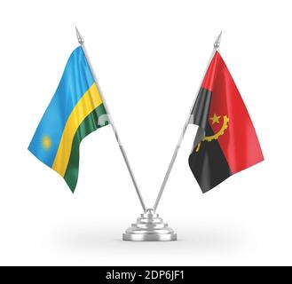 Drapeaux de table de l'Angola et du Rwanda isolés sur le rendu 3D blanc Banque D'Images
