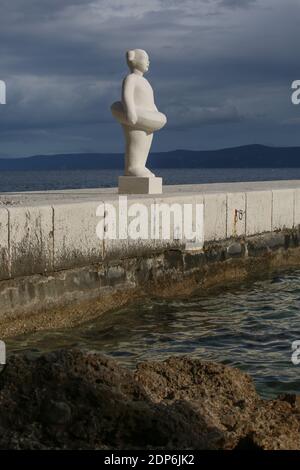 Non nageur portant une sculpture de ceinture de sécurité à bol, île de Brac, Dalmatie, Croatie, Europe. Banque D'Images