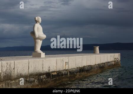 Non nageur portant une sculpture de ceinture de sécurité à bol, île de Brac, Dalmatie, Croatie, Europe. Banque D'Images