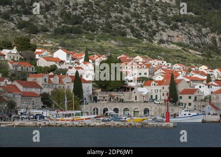 Vue sur le port de bol avec bateau de pêche, bol, île de Brac, Dalmatie, Croatie, Europe. Banque D'Images