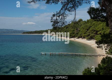 Vue imprenable sur la plage près de Zlatni Rat, bol, île de Brac, Dalmatie, Croatie, Europe. Banque D'Images