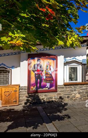 Razlog, Bulgarie - 20 octobre 2020 : mur de maison avec photo de personnes dans des vêtements bulgares traditionnels Banque D'Images