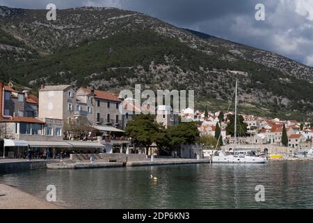 Vue sur la vieille ville et le port, bol, l'île de Brac, Dalmatie, Croatie, Europe. Banque D'Images