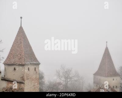 La défense médiévale s'élève un matin brumeux à la Citadelle de Sighisoara, en Roumanie. Banque D'Images