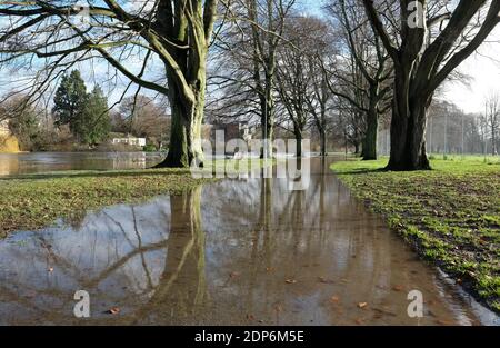 Hereford, Herefordshire - Samedi 19 décembre 2020 - les chemins inondés au bord de la rivière Hereford - la rivière Wye est très haute après plusieurs jours de fortes pluies et devrait atteindre un sommet de 4,8 m plus tard aujourd'hui. Photo Steven May / Alamy Live News Banque D'Images