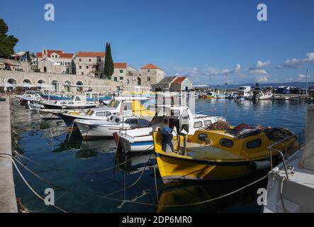 Vue sur le port de bol avec bateaux de pêche, bol, île de Brac, Dalmatie, Croatie, Europe. Banque D'Images