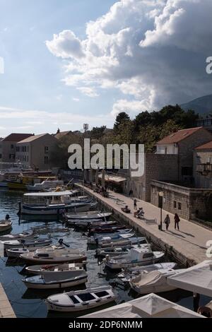 Vue en hauteur du port de bol avec bateaux de pêche, bol, île de Brac, Dalmatie, Croatie, Europe. Banque D'Images