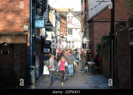 Hereford, Herefordshire - Samedi 19 décembre 2020 - les gens qui font du shopping le premier jour des règles de niveau 1 réduites à Hereford - le comté de Herefordshire a maintenant diminué des restrictions de niveau 2. Photo Steven May / Alamy Live News Banque D'Images